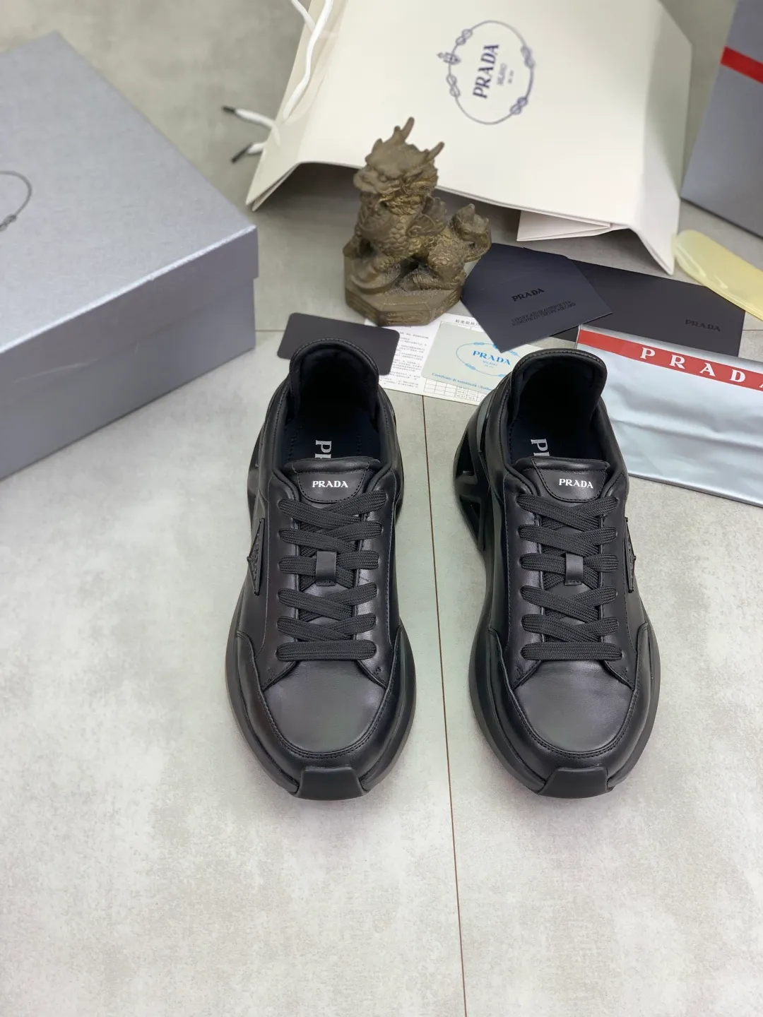 Men's men's shoes 💰P640💰 [New style] popular models are on the official website, 🆘 The trendy brand (Prada) mainly promotes popular models, avant-garde and versatile fashionable men's shoes private version mold opening, cowhide surface splicing 1:1.. Fashionable and simple, original imported cowhide lining cowhide feet; the atmosphere and personality are more fashionable, eye-catching and pursuing class. It will subvert old ideas and be a must-have for fashionistas with you! Must keep it! Tall and comfortable, large and low, high-end quality workmanship. Size: 38-45 Black and white available.